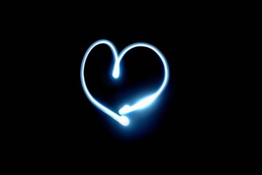 Dondurucu ışık, ışıkla çizim. Siyah zemin üzerinde beyaz ışık ışınları figürü.