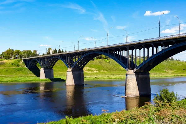 Огромный Металлический Железнодорожный Мост Через Реку — стоковое фото