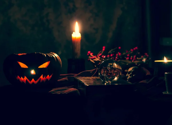 Halloween Pompoen Een Zwarte Mystieke Achtergrond Brandende Kaarsen Symbool Van — Stockfoto