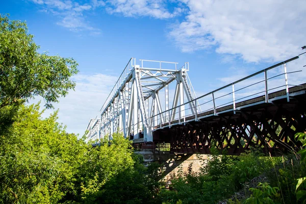 Riesige Eisenbahnbrücke Aus Metall Über Den Fluss — Stockfoto