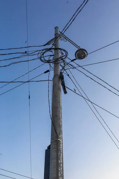 Säule Mit Drähten Gegen Den Blauen Himmel — Stockfoto