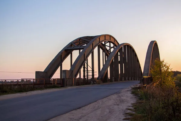 Красивый Металлический Арочный Мост Через Реку Отражение Моста Воде Закате — стоковое фото