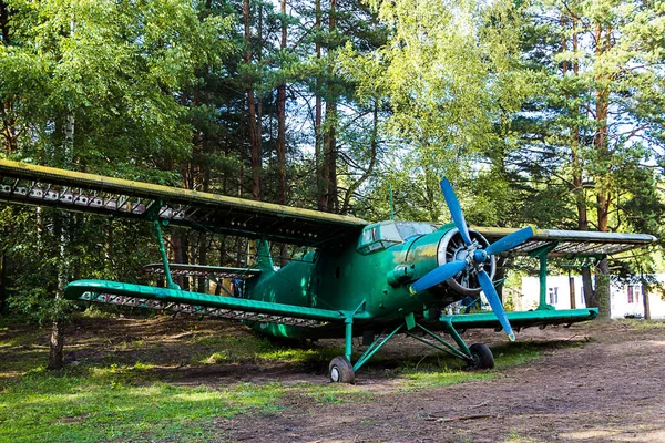 Vintage Vliegtuig Klaar Voor Vertrek Achtergrond Van Een Stormachtige Lucht — Stockfoto