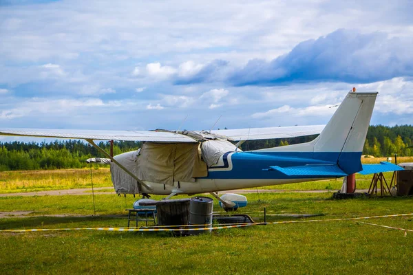 Aviones Antiguos Preparándose Para Despegar Fondo Cielo Tormentoso — Foto de Stock