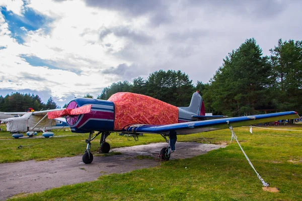 Aviones Antiguos Preparándose Para Despegar Fondo Cielo Tormentoso — Foto de Stock