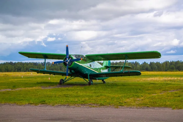 Aviones Antiguos Preparándose Para Despegar Fondo Cielo Tormentoso — Foto de Stock