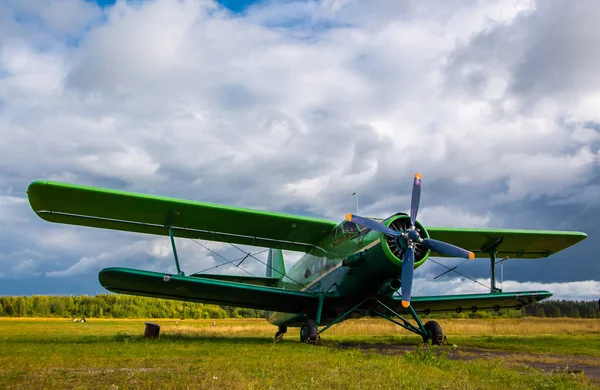 Vintage Vliegtuig Klaar Voor Vertrek Achtergrond Van Een Stormachtige Lucht — Stockfoto