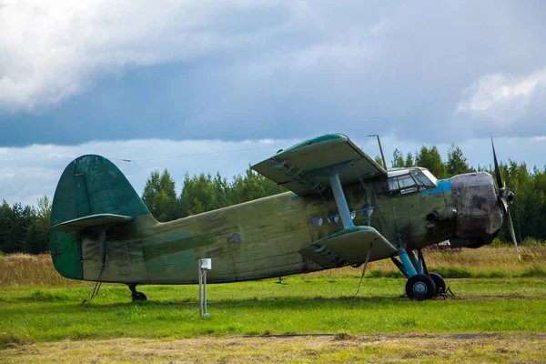 Aviones Antiguos Preparándose Para Despegar Fondo Cielo Tormentoso — Foto de Stock
