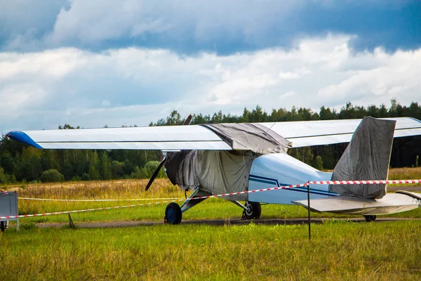 Aviones Antiguos Preparándose Para Despegar Fondo Cielo Tormentoso — Foto de Stock