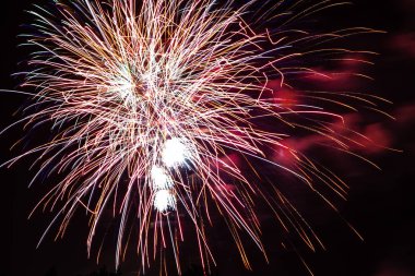 Yeni yıl arifesinde siyah arka planda çok renkli havai fişekler. güzel manzara