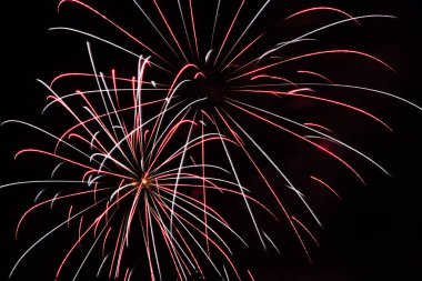 Yeni yıl arifesinde siyah arka planda çok renkli havai fişekler. güzel manzara