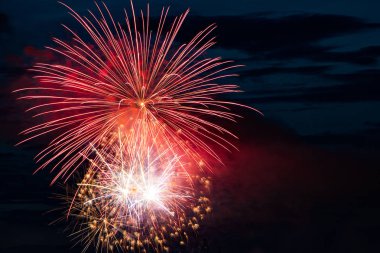 Yeni yıl arifesinde siyah arka planda çok renkli havai fişekler. güzel manzara