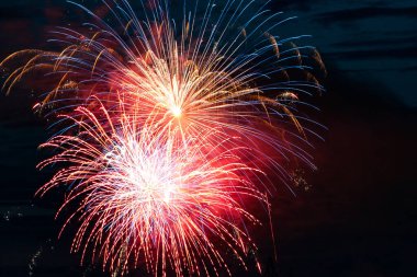 Yeni yıl arifesinde siyah arka planda çok renkli havai fişekler. güzel manzara