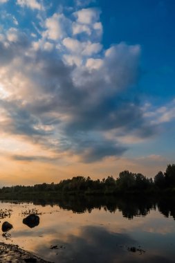 Parlak gün batımı, ufukta batan güneş, güzel manzara.