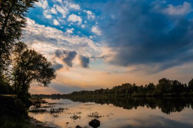 Parlak gün batımı, ufukta batan güneş, güzel manzara.