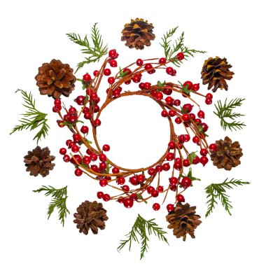 Noel çelenkleri beyaz arka planda izole edilmiş Noel topları, koniler ve köknar dallarından yapılmıştır.