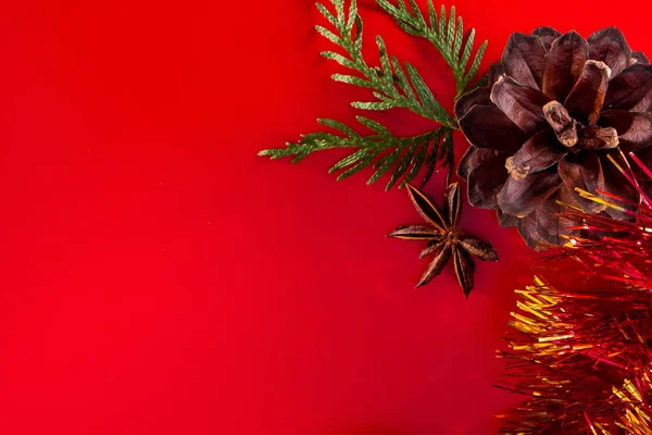 Tasarım Tebrik Kartları Için Kırmızı Arka Planda Koni Noel Toplarının — Stok fotoğraf