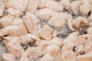 Tavada kızarmış tavuk dilimleri. Pişirme işlemi kapat.