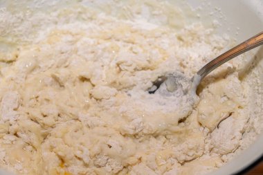 Aşçı hamuru yoğurur. Yemek pişirme süreci. Ev yapımı yemek konsepti. Seçici odak