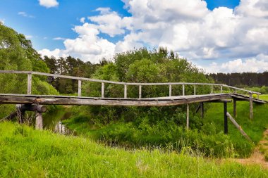 Küçük bir nehrin üzerindeki güzel ahşap köprü