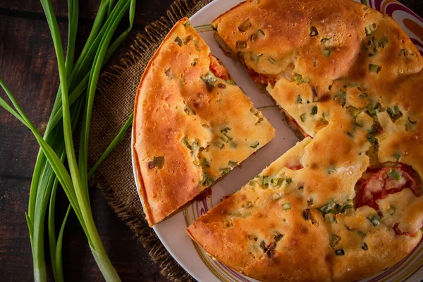 Ein Stück Kuchen Mit Hühnchen Kräutern Und Tomaten Auf Einem — Stockfoto