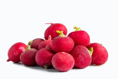 Beyaz arka planda soyutlanmış taze kırmızı turp..