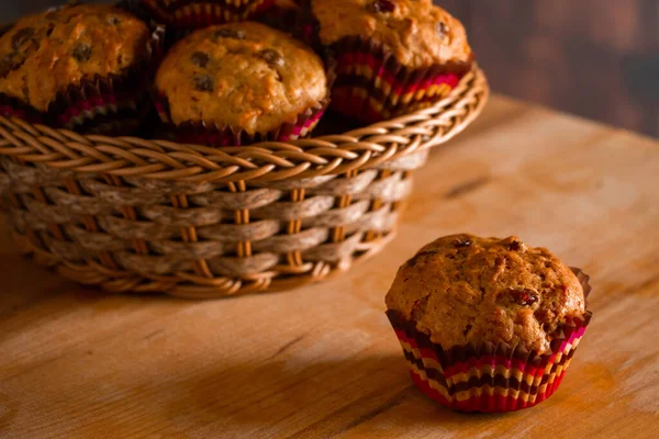 Muffins Apetitosos Uma Placa Corte Madeira Doces Tradicionais Para Feriado — Fotografia de Stock