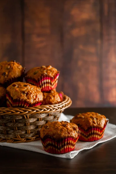 Zelfgemaakte Muffins Met Rozijnen Een Houten Ondergrond Cupcake Een Papieren — Stockfoto