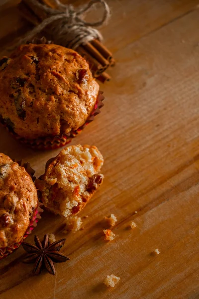 Heerlijke Zelfgemaakte Muffins Met Rozijnen Kerst Bakken Een Houten Achtergrond — Stockfoto