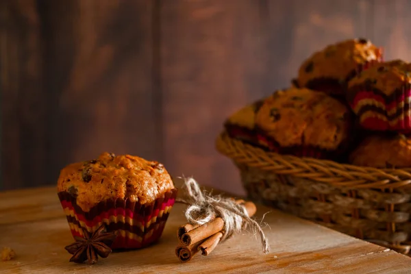 Deliziosi Muffin Fatti Casa Con Uvetta Cottura Natale Uno Sfondo — Foto Stock