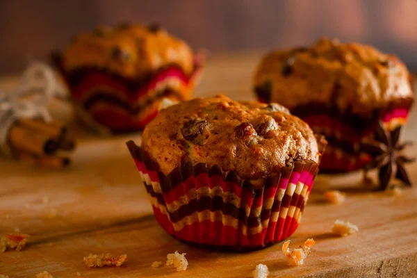 Eet Zelfgemaakte Muffins Een Houten Snijplank Traditioneel Feestelijk Kerstbakken — Stockfoto