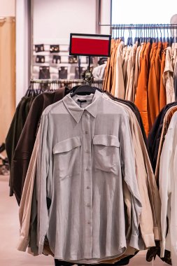 Alışveriş merkezinde şık kıyafetler satılıyor..