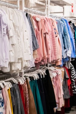 Alışveriş merkezinde modaya uygun kıyafet satışı. Seçici odak