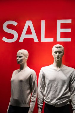 Alışveriş merkezinde kıyafet satmak için mankenler. Büyük mevsimlik satış.
