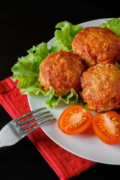 Bolas Carne Apetitosas Molho Tomate Fundo Escuro Prato Saudável Alta — Fotografia de Stock