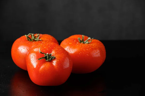 Ωρίμασε Κόκκινες Ντομάτες Μαύρο Φόντο Βιολογικά Αγροτικά Λαχανικά Για Υγιεινή — Φωτογραφία Αρχείου