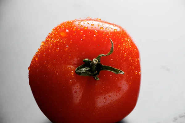 水の滴と新鮮な赤いトマト ビーガン食のためのファーム野菜 — ストック写真