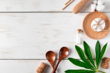 Beyaz ahşap arka planda çevre dostu geri dönüşümlü ürünler. Plastiksiz mutfak aksesuarları. Metin için yer.