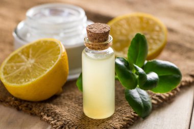 Sağlık hizmeti konsepti. Limonlu organik kozmetik. Ahşap arka planda doğal nemlendirici..