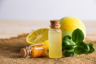 Sağlık hizmeti konsepti. Limonlu organik kozmetik. Spa ve aromaterapi ürünleri. Ahşap arka planda doğal nemlendirici..
