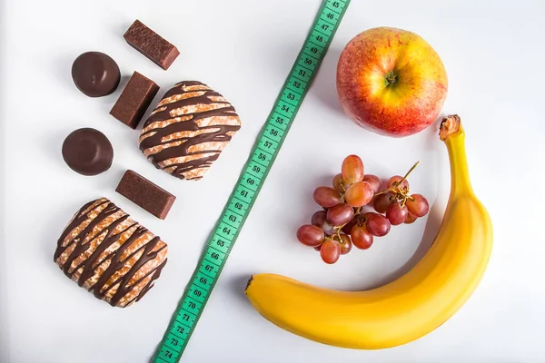 Concept Choisir Entre Alimentation Les Aliments Malsains Fruits Bonbons — Photo