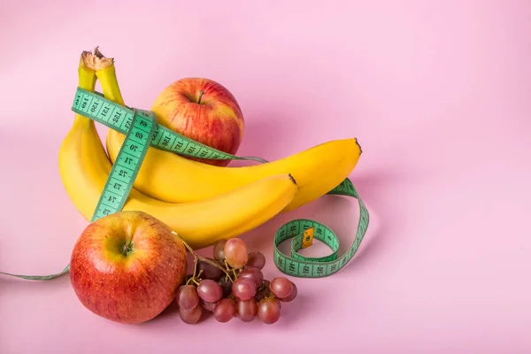 Ruban Mesurer Fruits Juteux Sur Fond Rose Concept Régime Alimentaire — Photo