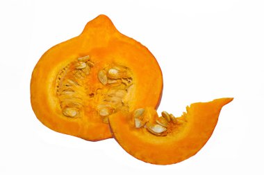Olgun portakal kabağı ve beyaz bir arka planda izole edilmiş dilimler. Beyaz arka planda yarım portakal kabağı izole edilmiş..
