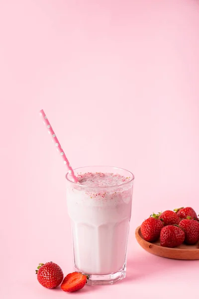 Frischer Milchshake Mit Erdbeeren Auf Rosa Hintergrund Sommerentgiftungsgetränk Platz Für — Stockfoto