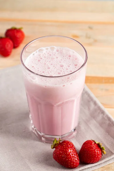 Milkshake Com Morangos Bebida Verão Fria Com Bagas Contexto Madeira — Fotografia de Stock