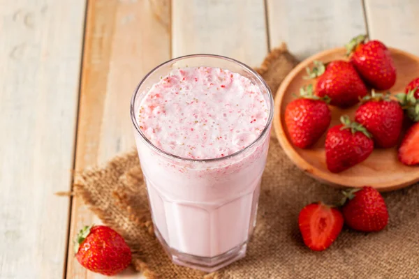 新鲜的草莓奶昔 夏天的饮料 杯子里有浆果 背景是木制的 — 图库照片