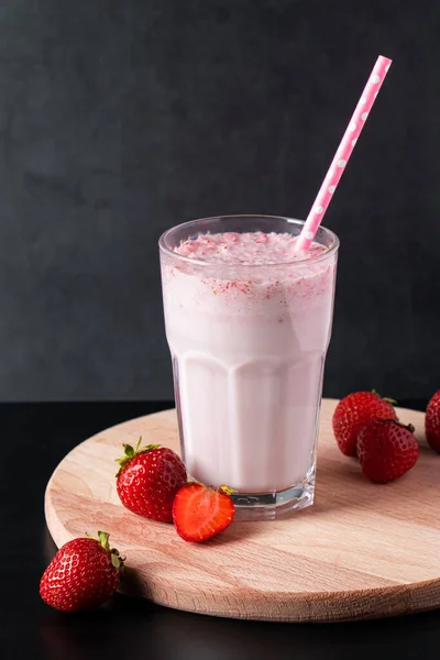 Färsk Milkshake Med Jordgubbar Svart Bakgrund Sommardryck Med Sugrör Ett — Stockfoto