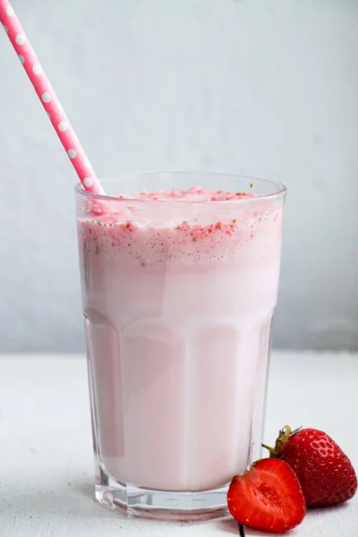 冷冰冰的奶昔 白色背景的草莓 夏天用纸吸管在杯子里喝 垂直照片 — 图库照片