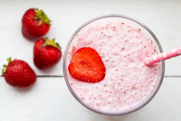 冷冰冰的奶昔 白色背景的草莓 夏天用纸稻草在杯子里喝 — 图库照片