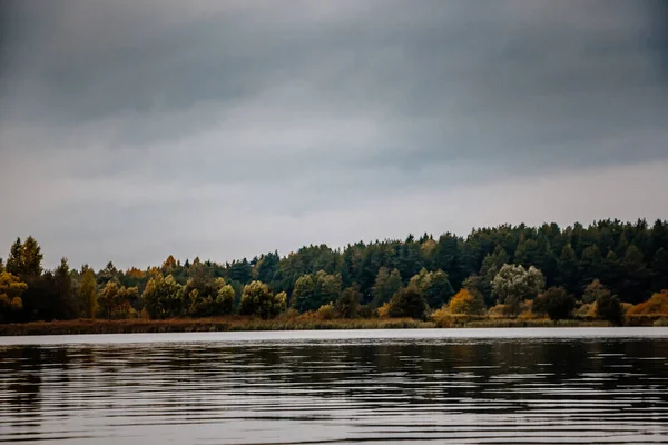 Холодное Осеннее Озеро Облачная Погода Вид Мрачный Пейзаж — стоковое фото
